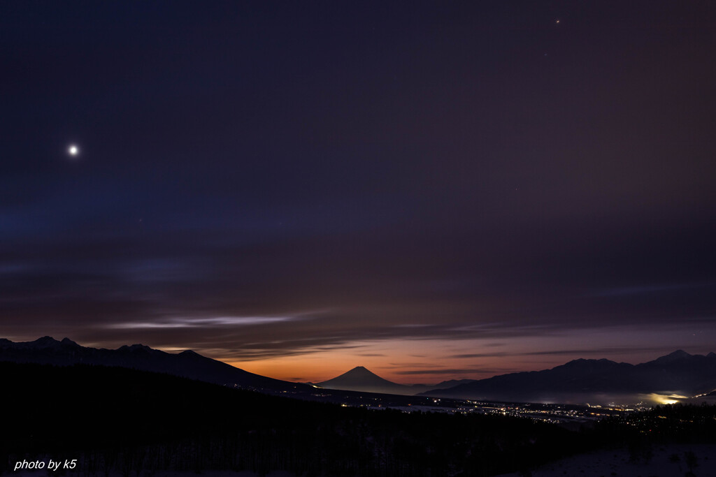 明けの明星と富士山