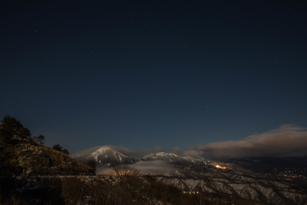 月夜の蓼科山