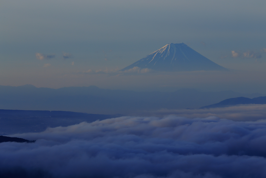 雲海の向こうに