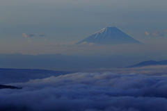 雲海の向こうに