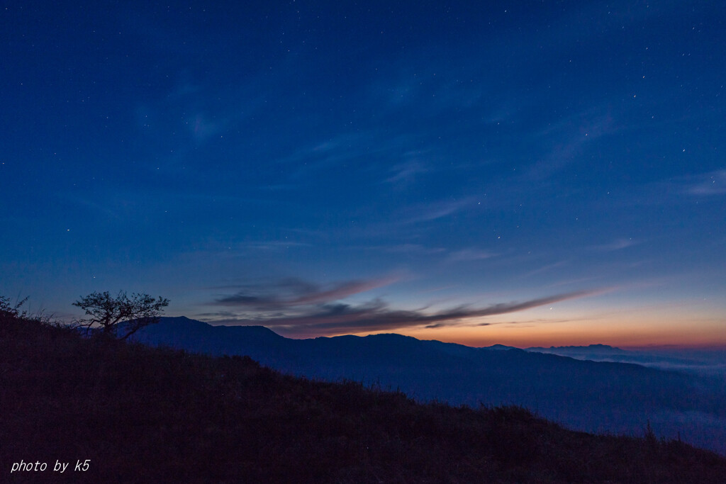 高原の夜明け