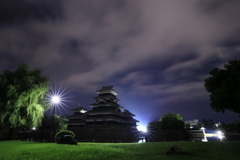 梅雨空の松本城2