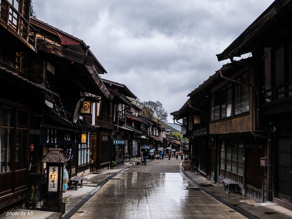 小雨の降る奈良井宿