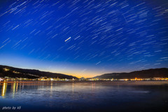 諏訪湖の夜空に