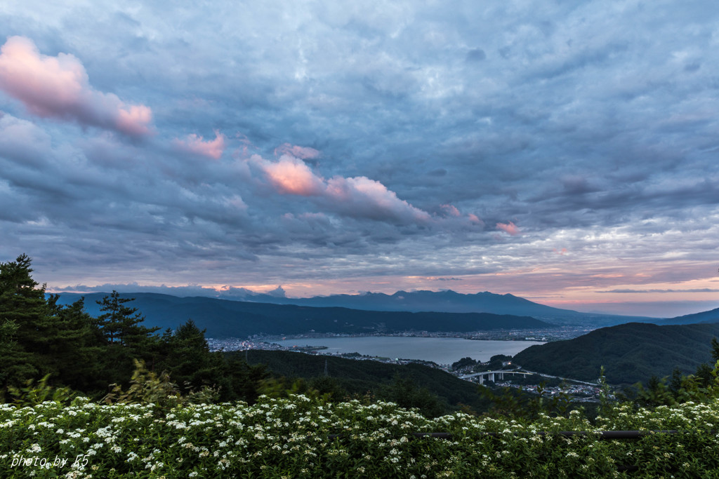 諏訪湖の夕暮れ