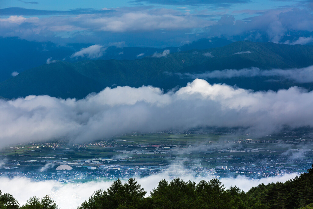 雲海の切れ間から