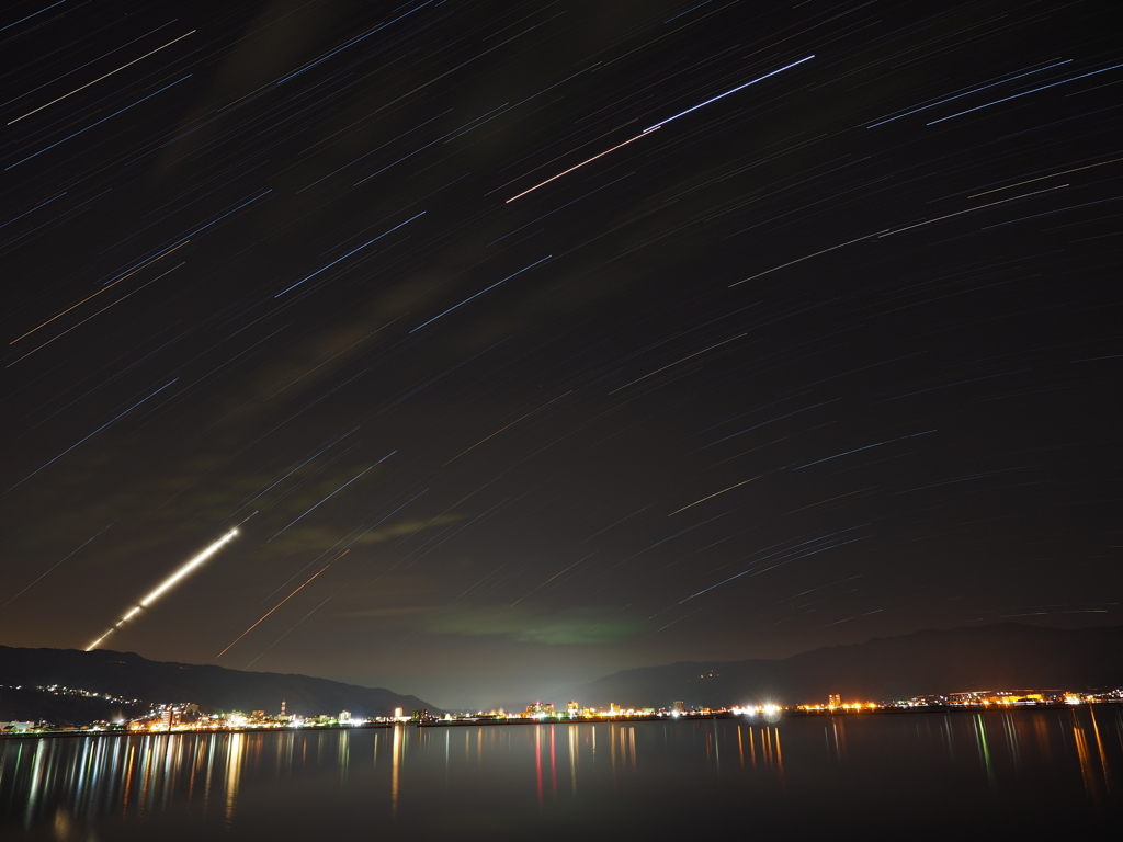 諏訪湖と星空