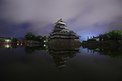 梅雨空の松本城1
