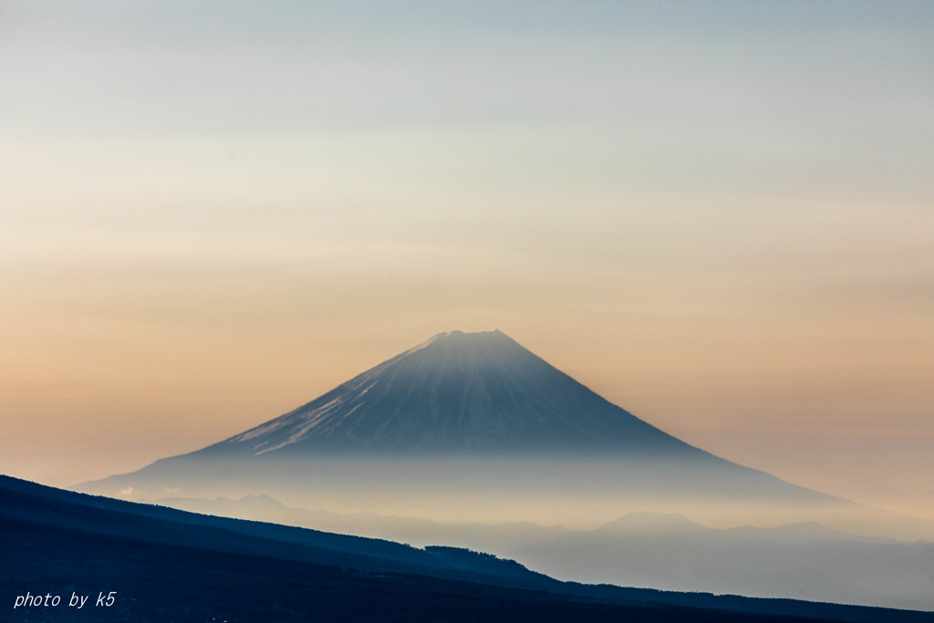 朝陽を浴びる富士山