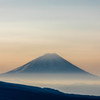 朝陽を浴びる富士山