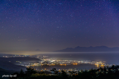 煌めく街と星空