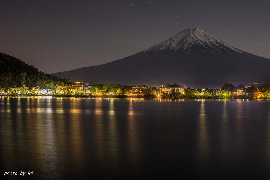 夜の河口湖畔