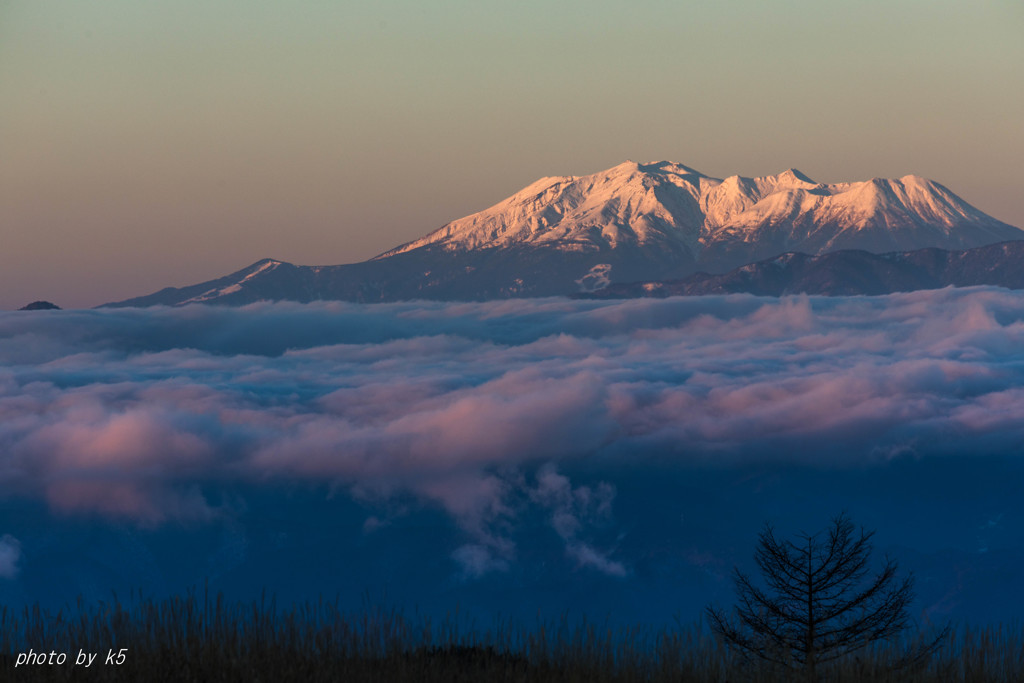 朝陽を浴びる御嶽山