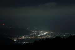 山の向こうに