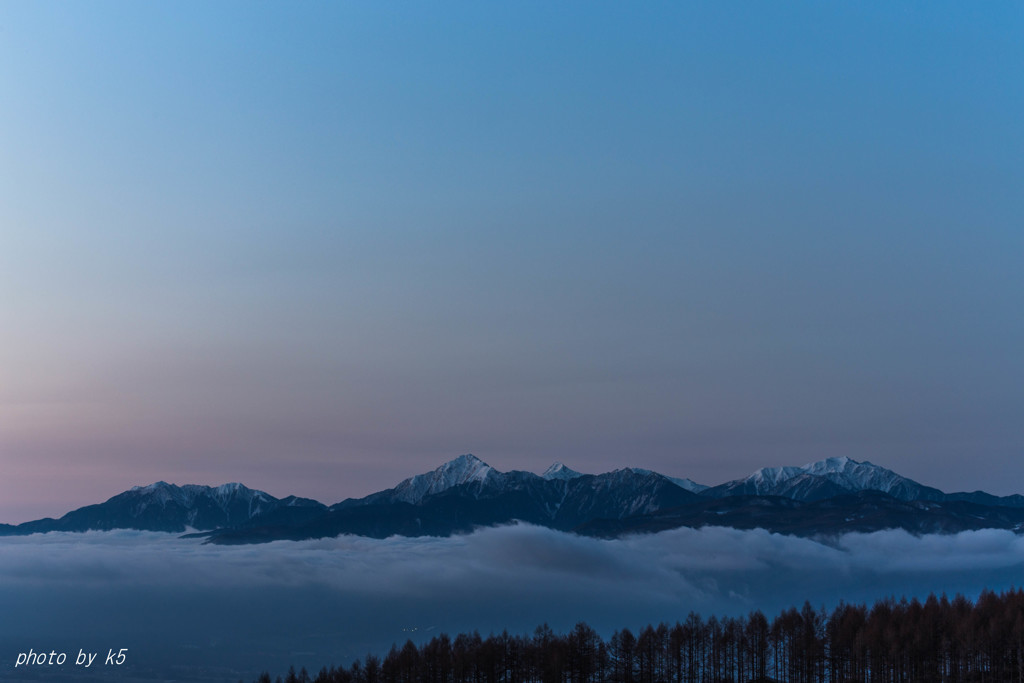 霧ヶ峰の夜明けー南アルプス