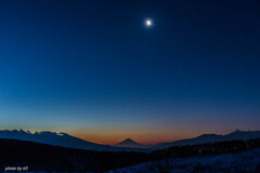 夜明けの月