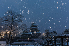 雪と松本城