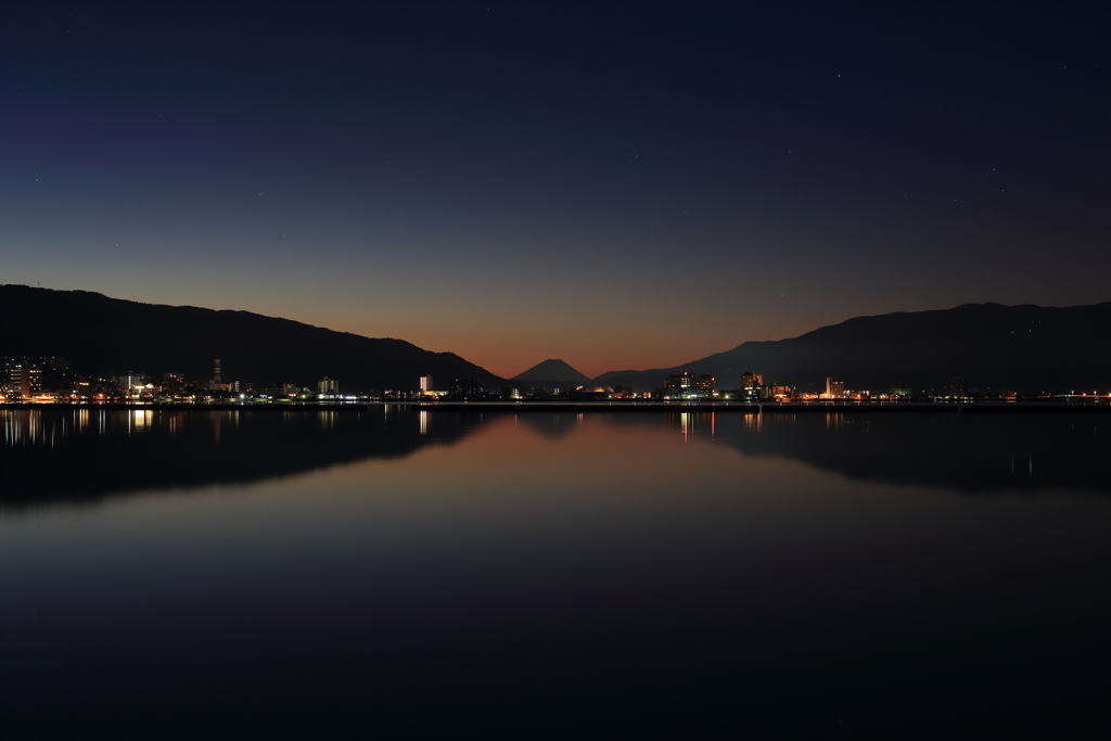 諏訪湖の夜明け