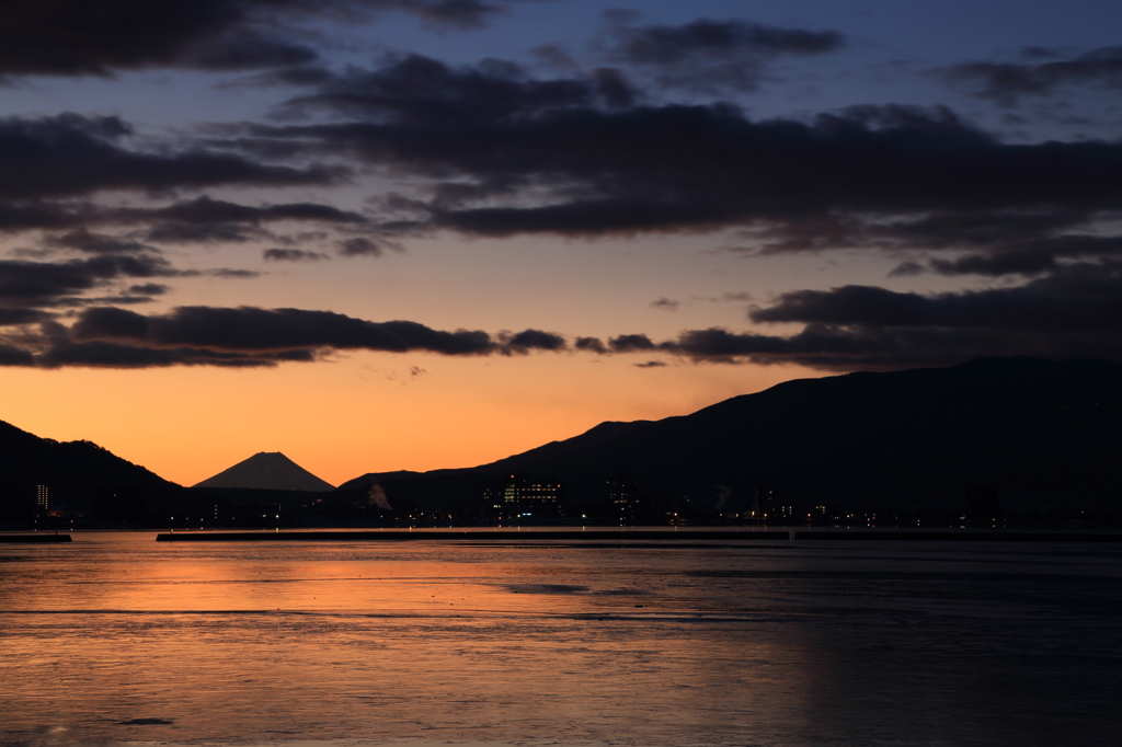 諏訪湖の夜明け