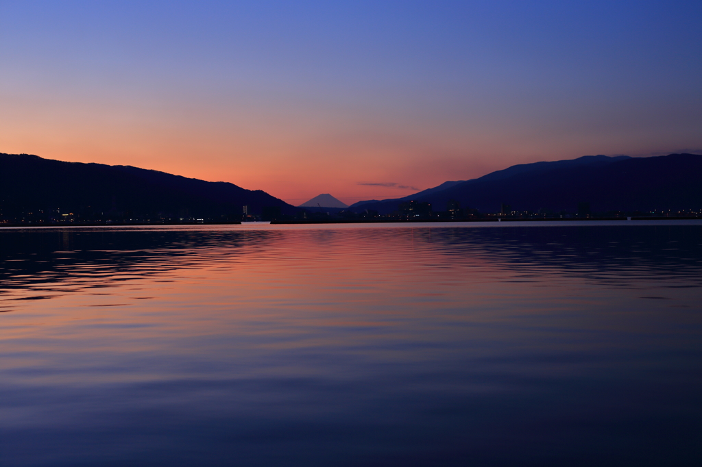 諏訪湖の夜明け