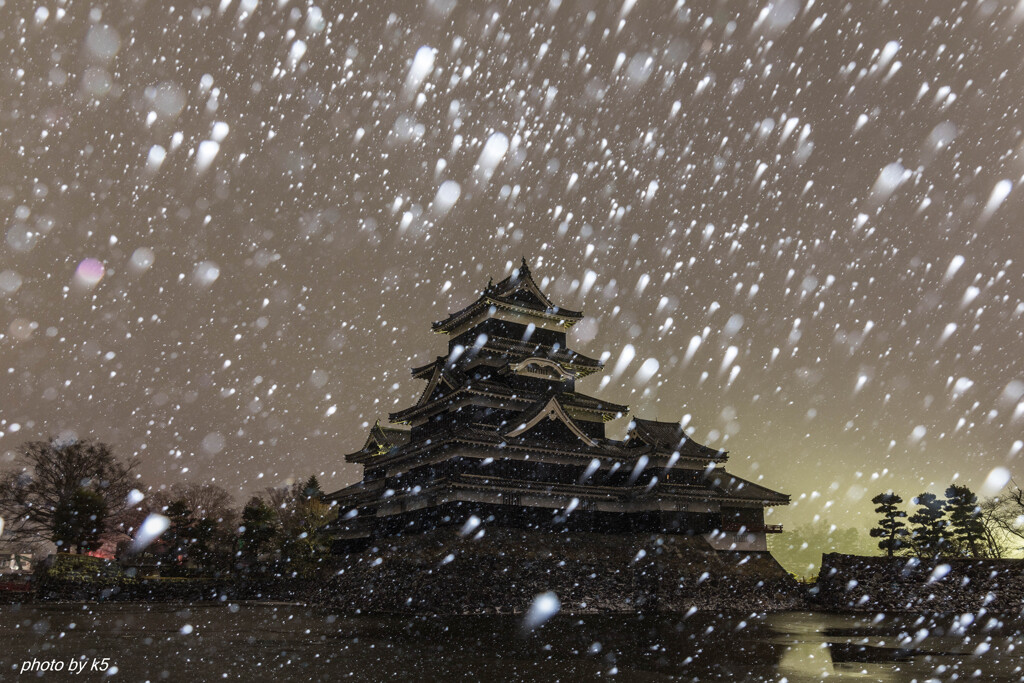 雪の松本城