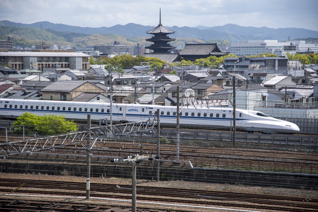 五重塔と新幹線