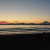 波と沈む夕陽と富士山