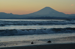 夕陽に染まりゆく富士山