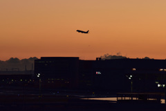 夜明け前の羽田空港