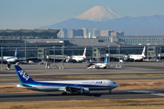 新春 羽田空港から富士山を望む！！