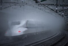 ゲリラ豪雨の中疾走する新幹線