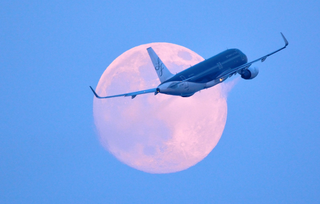 Star Flyer & Moon