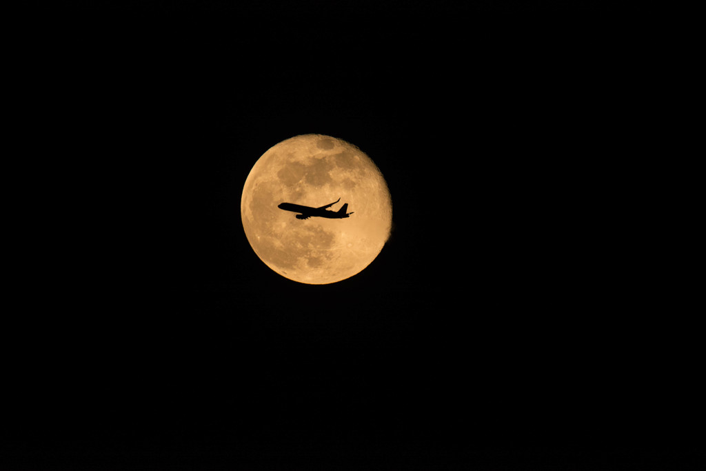 ＪＥＴ ＩＮ ＴＨＥ ＭＯＯＮ！！