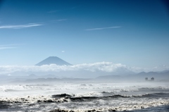 富士を遠く望む。　2014年台風18号通過直後＠湘南海岸