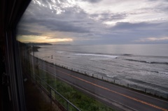 津軽海峡を眺めながら列車は快走。
