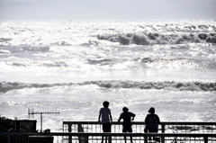 波を見る人　2014年台風18号通過直後＠湘南海岸