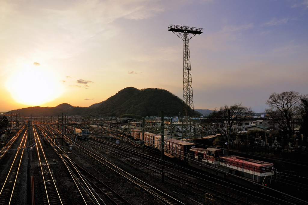 夕暮れの貨物駅　荷役中