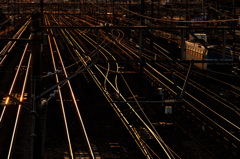 夕暮れの貨物駅　線路の情景