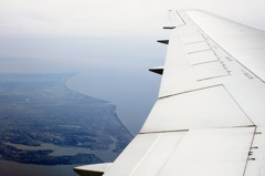 機上からの眺め。手前は浜名湖、奥に御前崎。