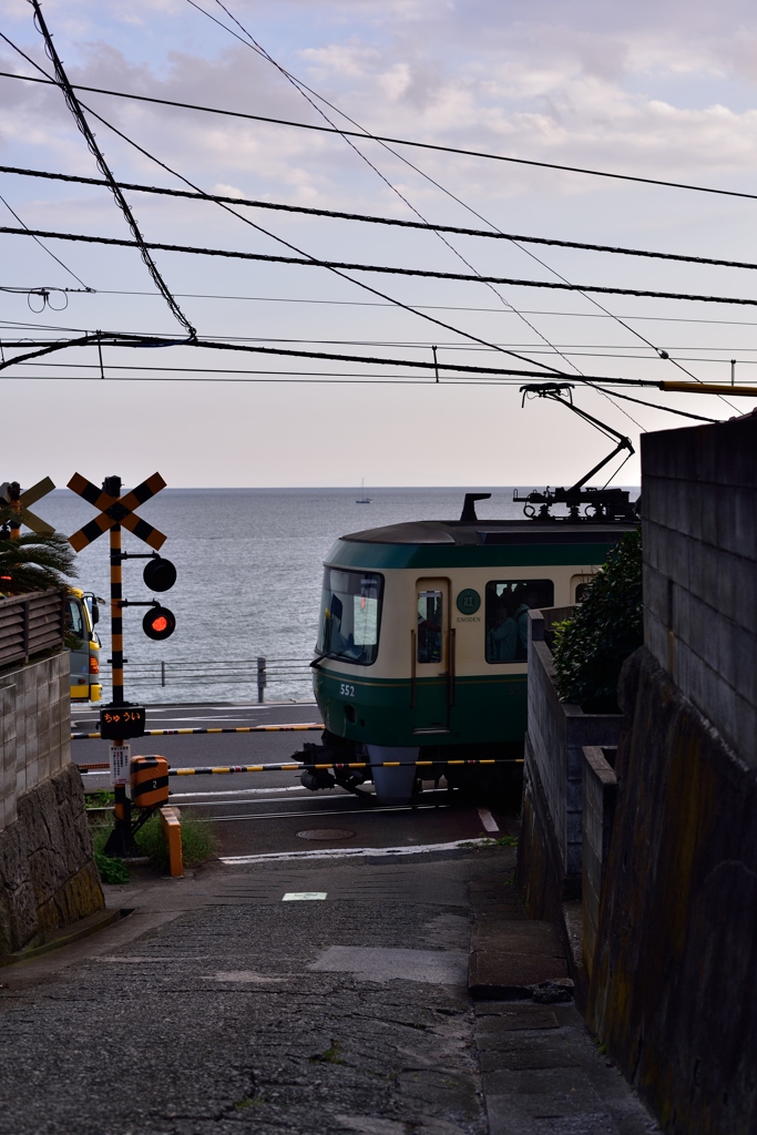 鎌倉高校前　海に向かう坂道から。