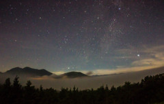 雲海に降り注ぐ星々