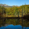 紅葉に染まる乗鞍と月