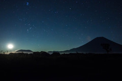 月に照らされる山々