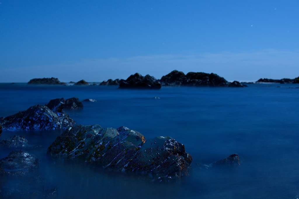 ほぼ満月の海岸
