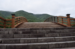 この木造の橋を渡ると