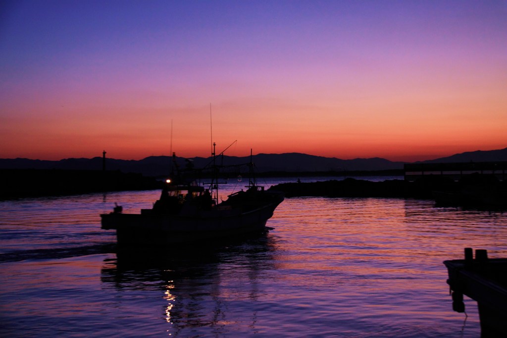 夜明けの出漁