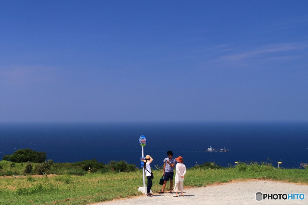 空と海が溶け合う場所のバス停