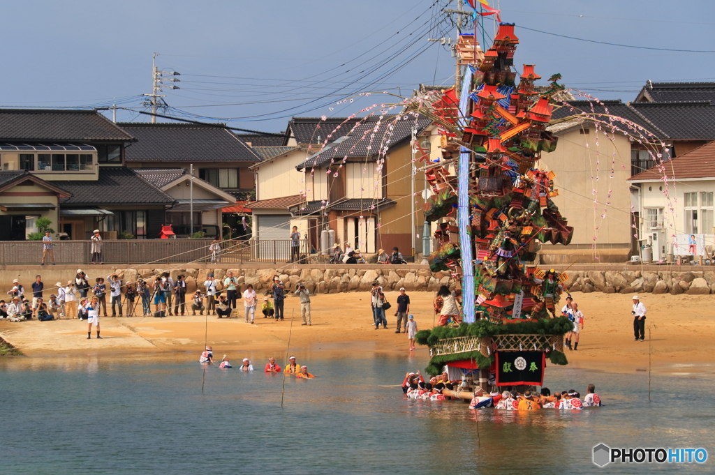 海中を渡る山笠