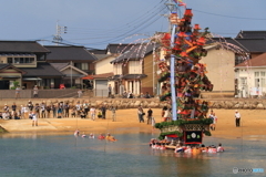 海中を渡る山笠
