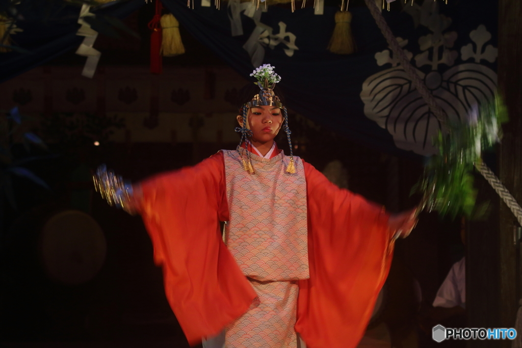 神楽舞の少女